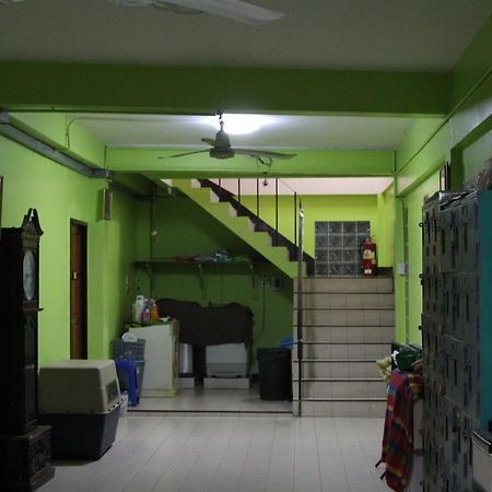 New C.H. Guest House Bangkok Exteriör bild