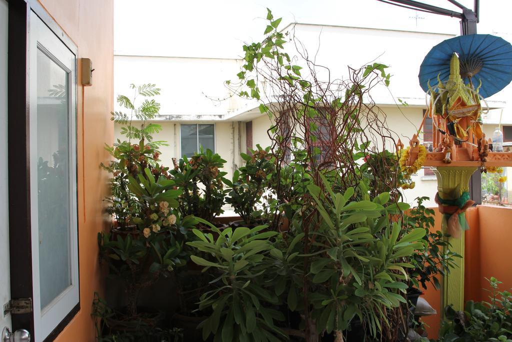 New C.H. Guest House Bangkok Exteriör bild
