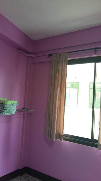 New C.H. Guest House Bangkok Exteriör bild